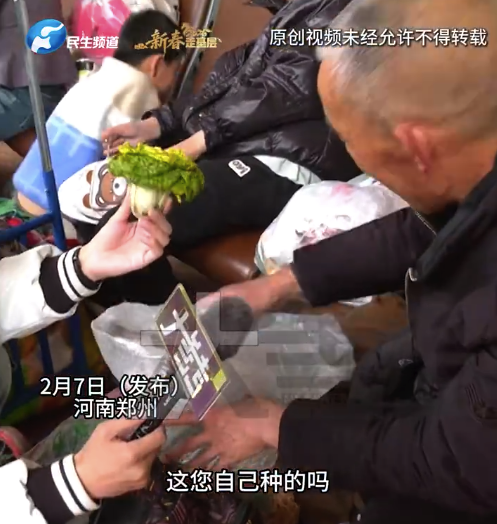 沉甸甸的爱！六旬老人带14只鸡跨省陪孩子过年