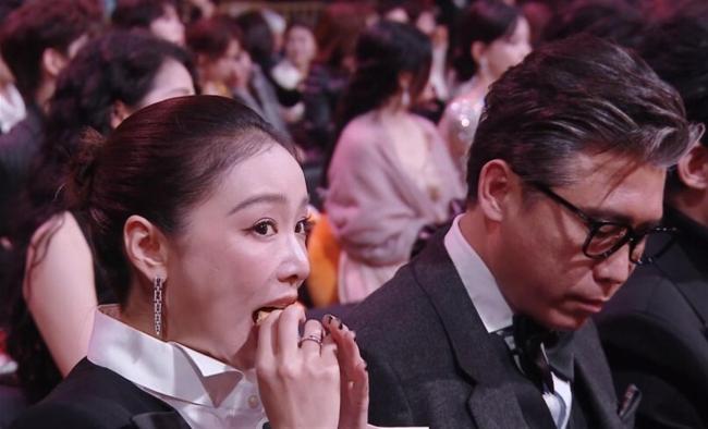 孟子义微博之夜带走了四盒饼干 后台委果一幕