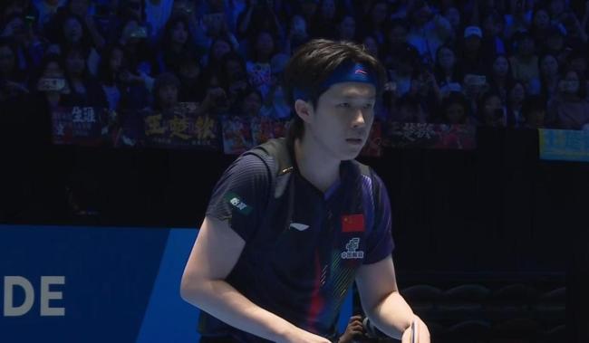 慢镜头看王楚钦“极限救球”!解说直呼:这反应速度太快了 展现卓越技术与心理素质