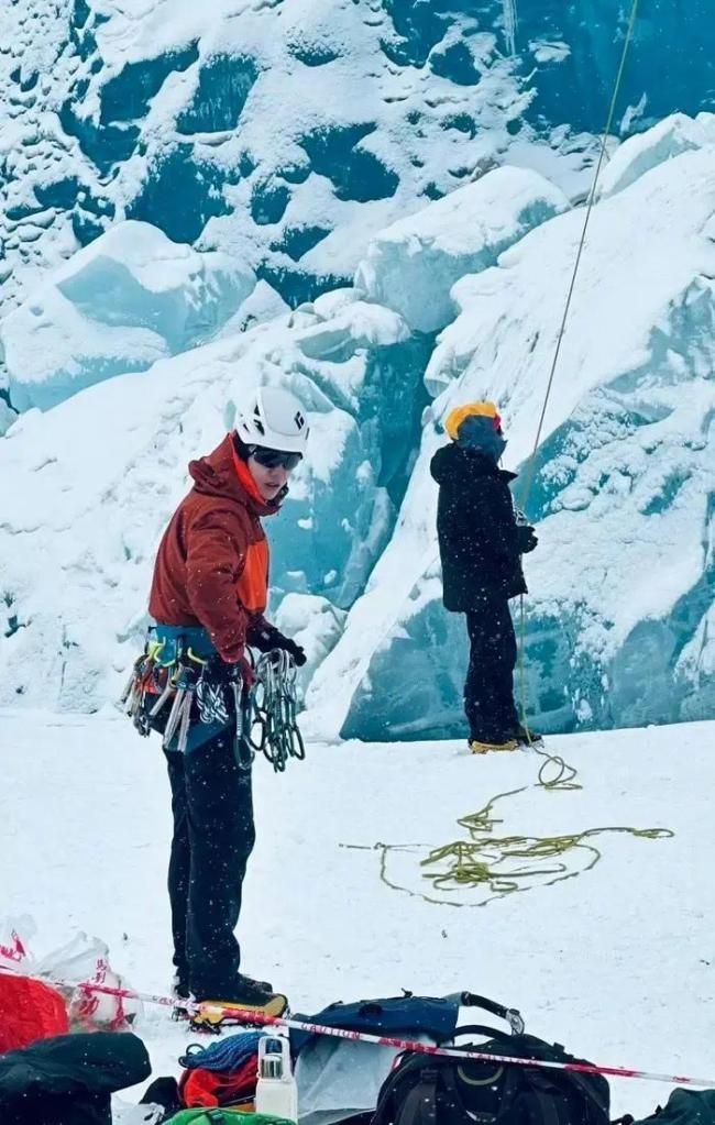 王一博脚痒念念攀冰了吧 顶流的超卓选拔