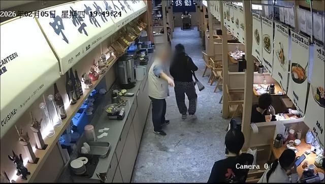 顾客等餐26分钟辱骂推搡女服务员 店方要求道歉遭拒