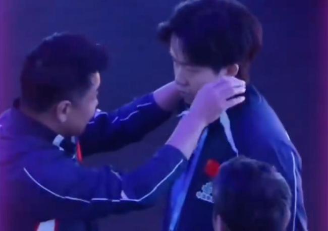 王皓说张本智和拉不死王楚钦 指导助逆转胜局