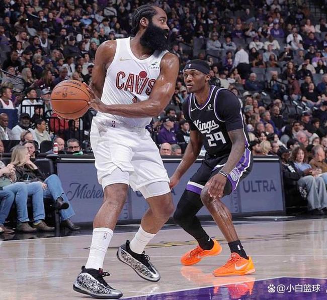 哈登极致攻传表演狂轰23+8可圈可点：末节爆发逆转国王