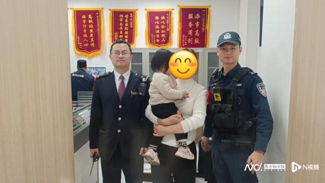2岁女孩车站走失被民警寻回