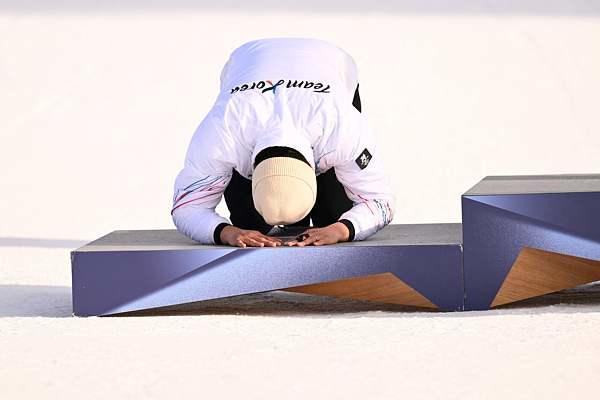 韩国老将四战冬奥亲吻领奖台 梦想成真