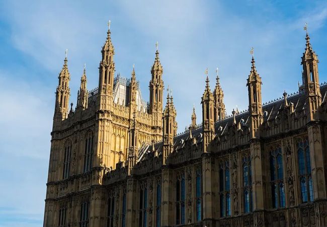 面临舆论压力 斯塔默表示将继续担任英国首相 整顿首相府体系