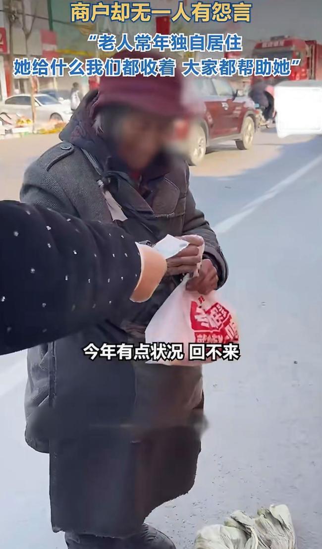老人多次拿冥币买烤串 店主欣然配合 七年默契守护尊严