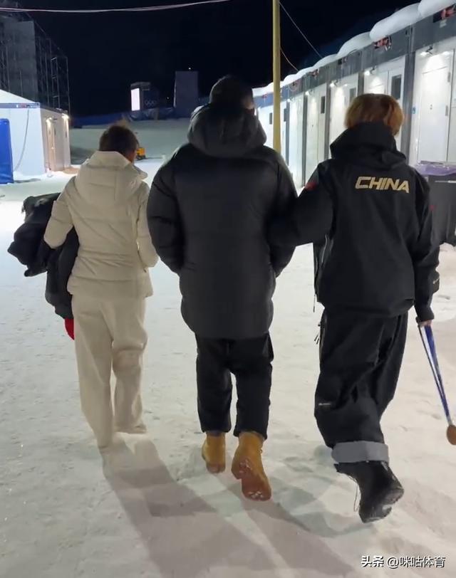 苏翊鸣一手挽着爸爸一手拎着奖牌 温馨时刻展现乖巧一面