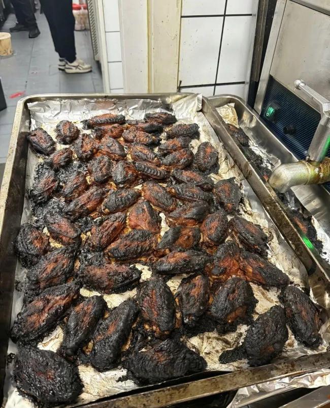 男生烤糊200个鸡翅：请同事吃了 寒假打工意外记
