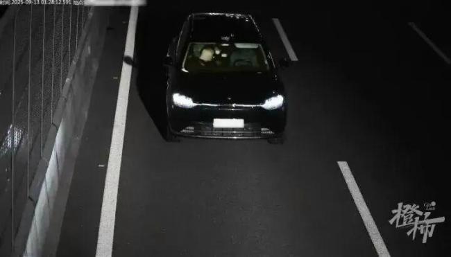 司机醉酒爬副驾睡觉 靠智驾无人驾驶