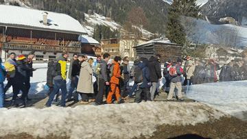 米兰冬奥运送两万人上山有多难 唯一进山道路“失守”