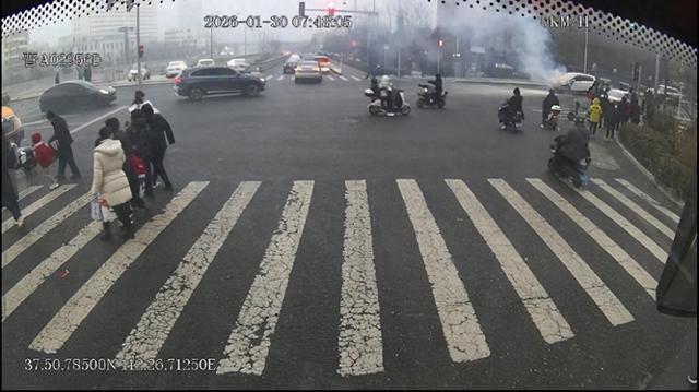 太原公交司机勇救起火私家车