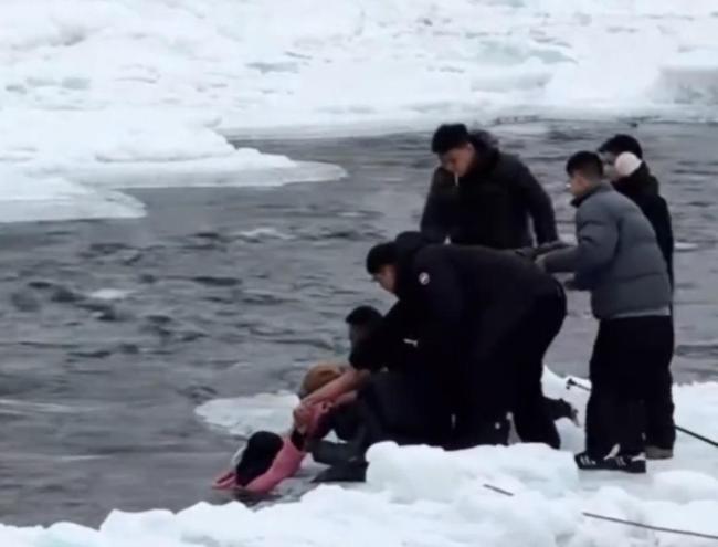 母女越过警戒线拍照落水 游客合力救援