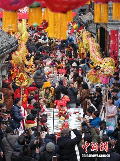 202.6米新春长桌宴在宁波南塘老街开席 数百道佳肴迎客来