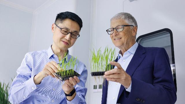 比尔·盖茨再访华直面爱泼斯坦争议 合手续鼓励全球篡改互助