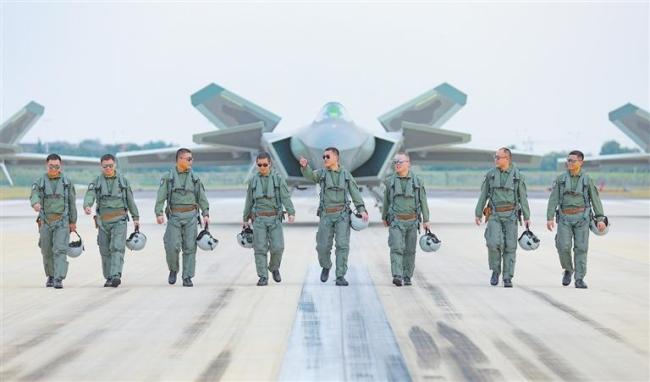 西部战区年度大片：战机“大象漫步”展示空中王者实力