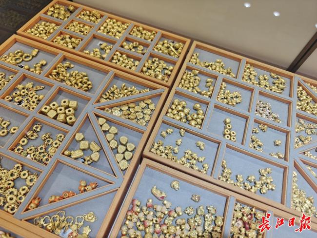 男子花不到2千淘到3件黄金礼物🎁 小克重金饰成新宠