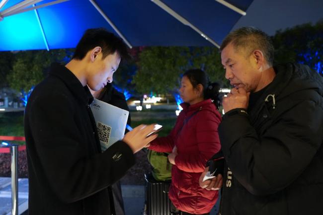 杭州复古绿皮车厢的“星辰守护” 夜间旅客的温暖港湾