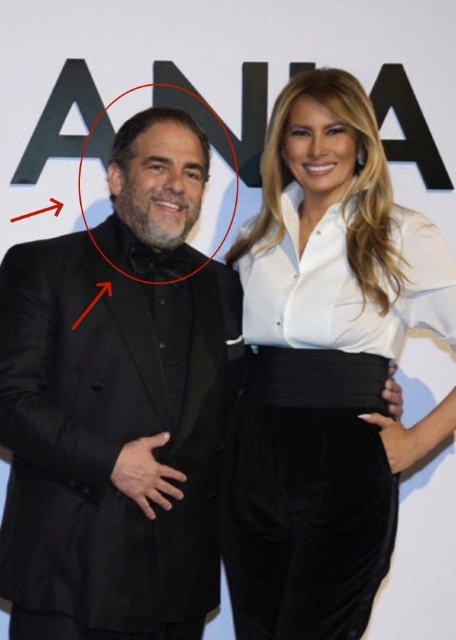 爱泼斯坦疑在客户面前拉起女孩上衣 新文件揭露更多细节