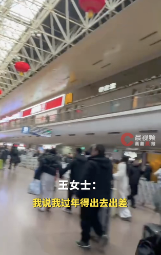 女子谎称不回家过年悄悄回家 给家人惊喜!