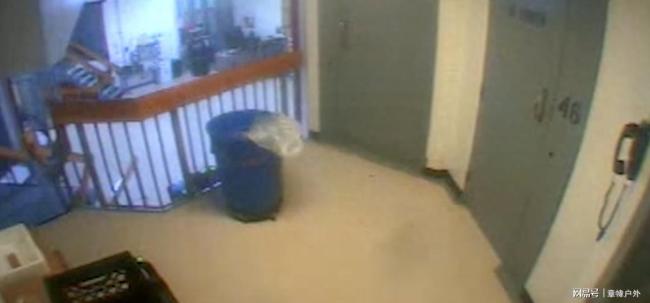 爱泼斯坦狱警用假尸体伪装现场