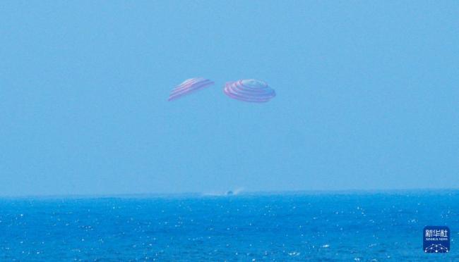 我国初次载东说念主飞船复返舱海上溅落