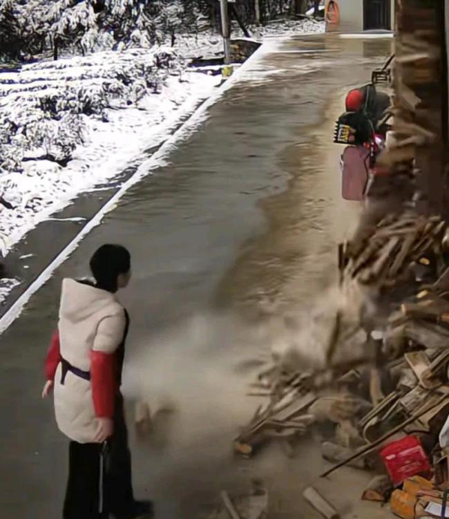 女生贯注翼翼取柴火反把柴火堆弄塌 汇注狂欢背后的集体缅想