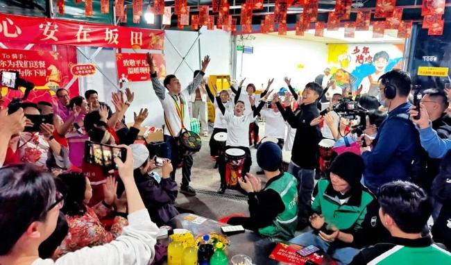 烤鸡少年请100人吃小年夜饭