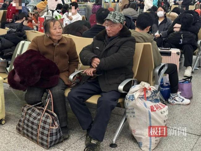 七旬老人带20斤土特产陪女儿反向过年 跨越山川的团圆