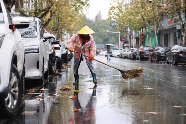 月薪2000的环卫工困在电子镣铐 劳动被严重低估的现实