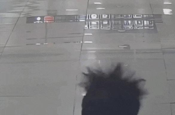 地铁小哥帮乘客赶车跑出炸毛表情包 每根头发都在加油