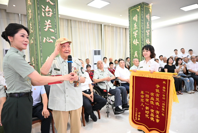 老英雄替牺牲战友看如愿盛世 活着见证美好