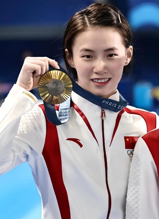 陈芋汐主持跳水队新春晚会 从容掌控舞台