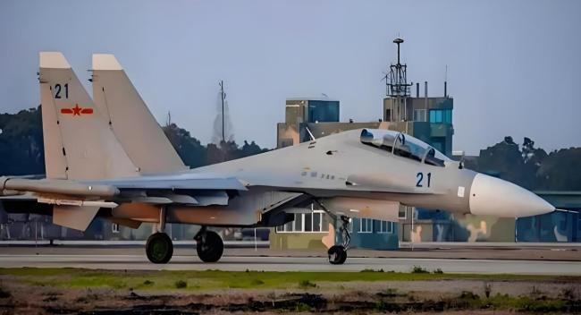 “海空雄鹰”再现空中拼刺刀 极限对决展现硬脊梁