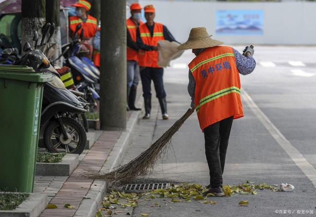 月薪2000的环卫工困在电子镣铐