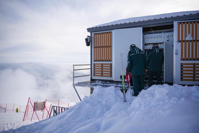 看新疆禾木“雪线守灯人”的十二时辰