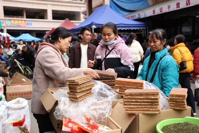 贵州这条年集一眼望不到头 新春气息浓厚