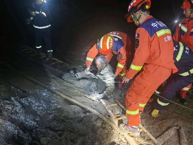 老东说念主在自家鱼塘哺育无法自拔 寒夜挽救告捷