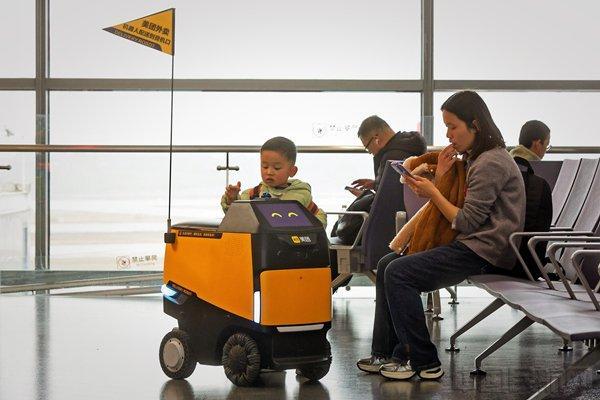 外卖送到登机口 机器东谈主配送新体验