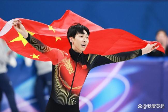孙龙身披国旗绕场后仔细叠好 逆袭夺银感动全场