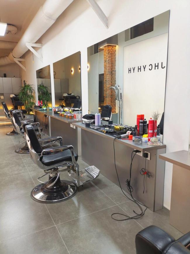 男子过年理发多花20元起诉理发店 春节涨价引争议