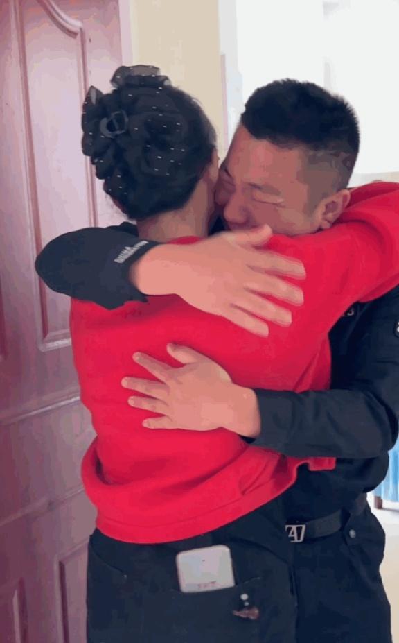 一口咬下包子 戍边硬汉瞬间泪崩 妈妈的味道唤起思念