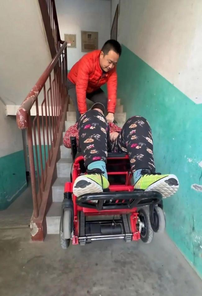 小伙“背”起30多个被困的人生 搬运希望