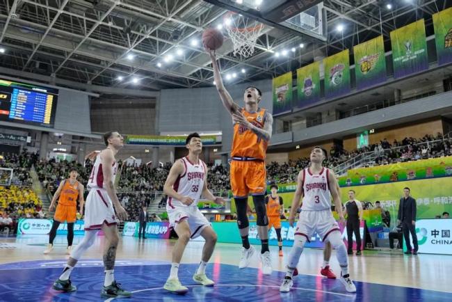 上海男篮纠合两届夺得俱乐部杯冠军 卫冕得手再创光辉