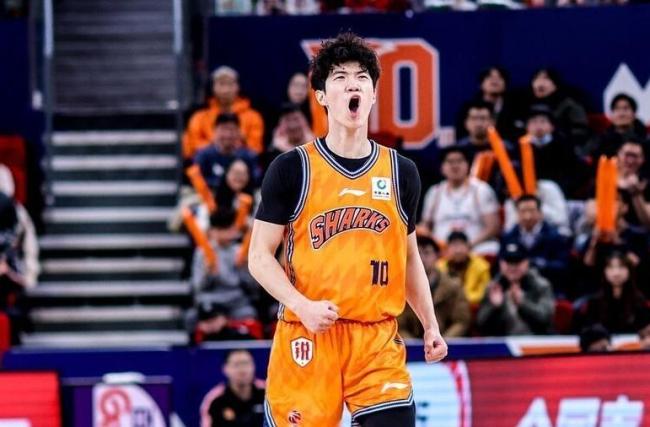 轰18 8夺冠！中国男篮21岁1米96控卫蜕变：新四字外援打动郭士强？年轻控卫闪耀赛场