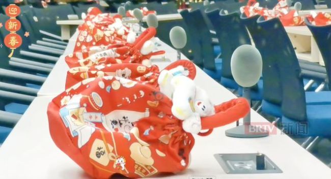 外籍记者晒酬酢部新春福袋 传递中国年味与友好心思