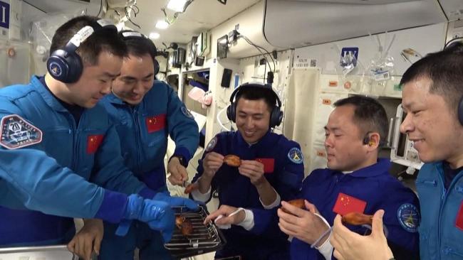 中国空间站都开始烤鸡翅了，离太空火锅还会远吗？ 微重力下的挑战