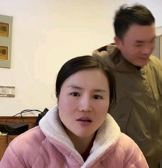 任敏回老家穿“省服”逛服装店 生活的铠甲