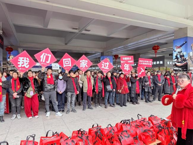 女老板连续10多年包火车送员工返乡 温暖回家路