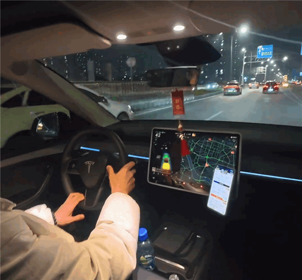 男子开特斯拉跑货拉拉：最高日入上千元 失业转行引发关注